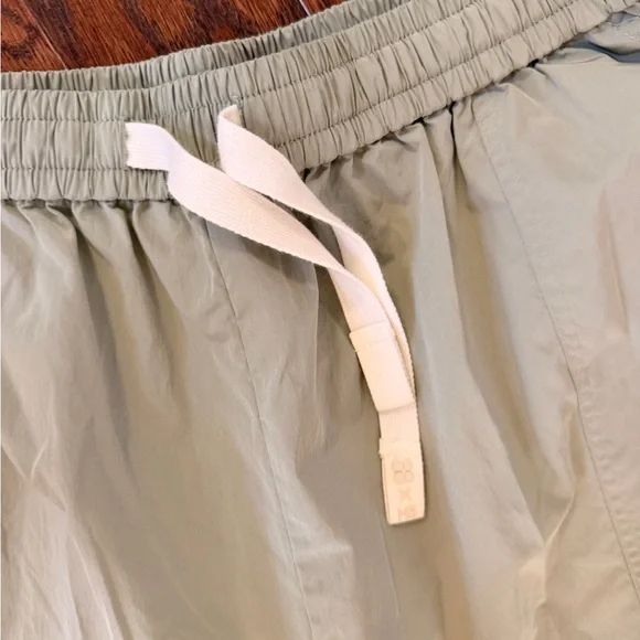 Halle Berry x Sweaty Betty Maia Woven Jogger in Chalkgreen - Picture 5 of 9